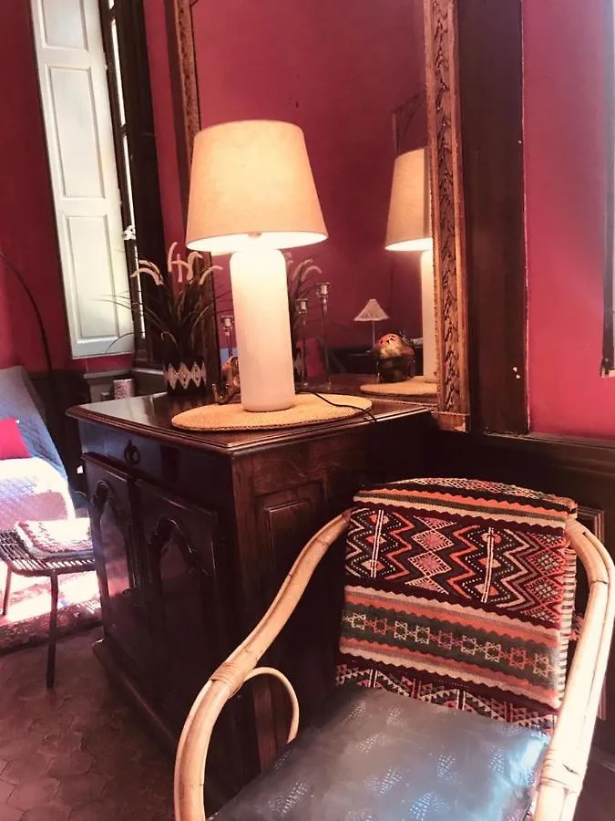 Palais Des Papes: Historic Mansion Apartment with Free Nearby Parking Avignon