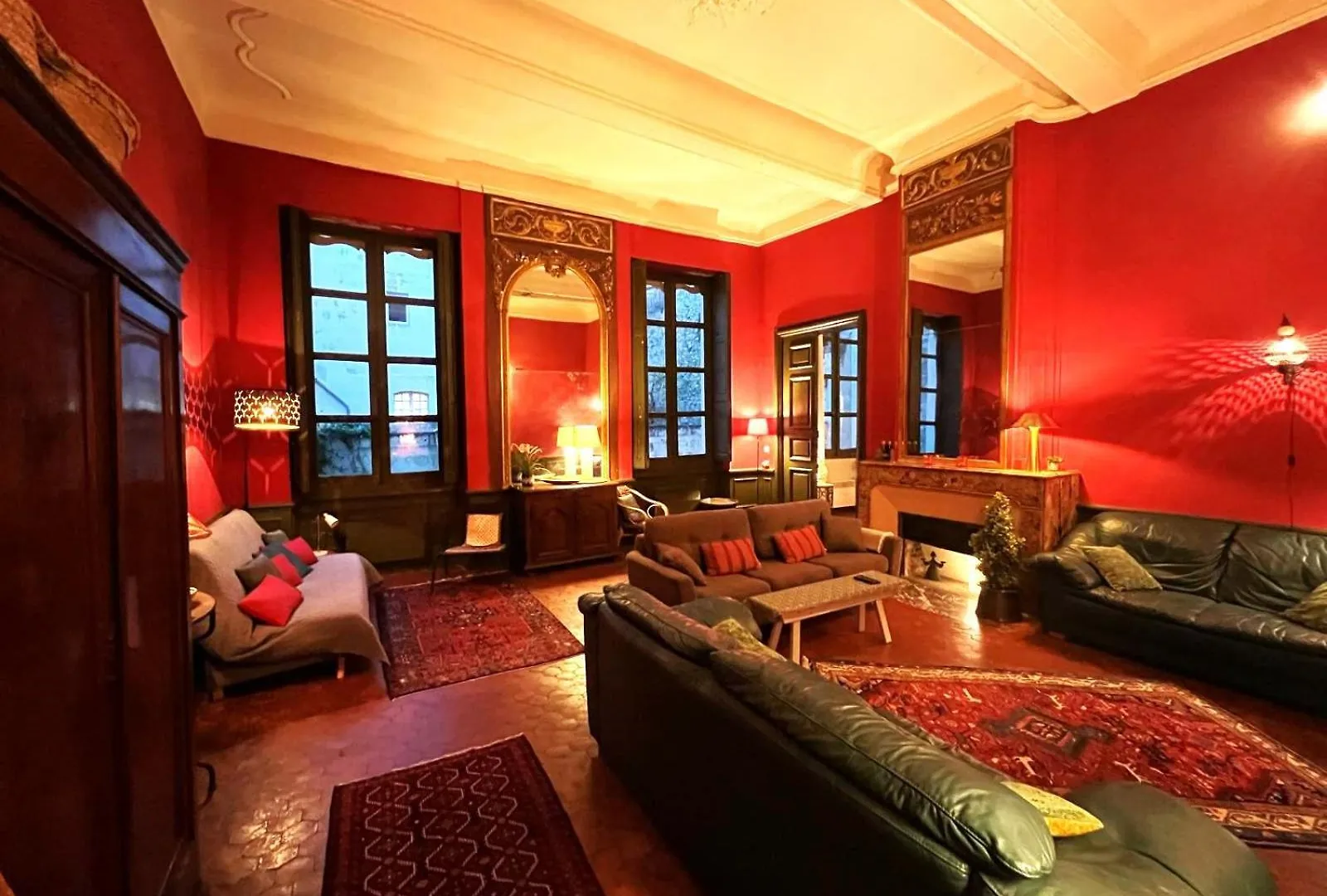 Palais Des Papes: Historic Mansion Apartment with Free Nearby Parking Avignon